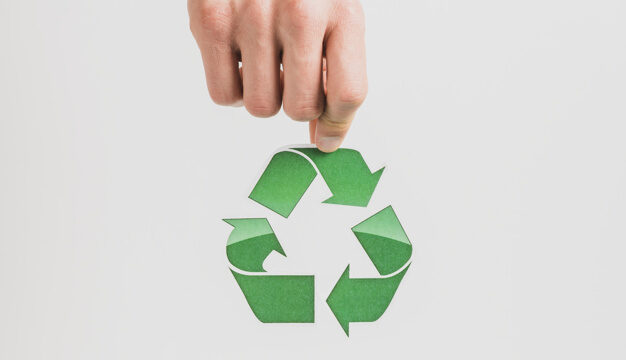 symbole du recyclage tenu dans une main