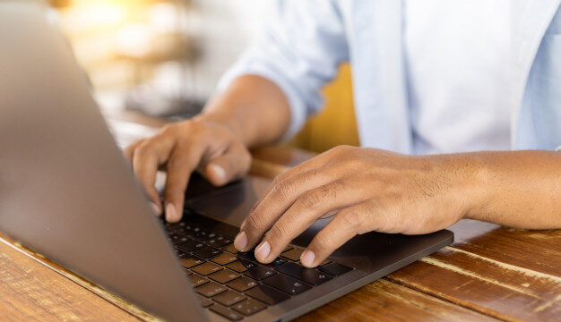 mains sur clavier d'ordinateur