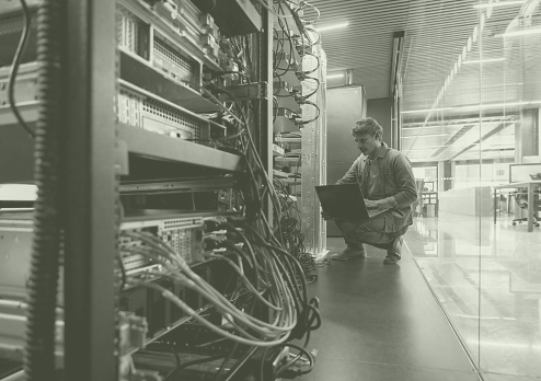 Salle de serveurs avec un technicien informatique